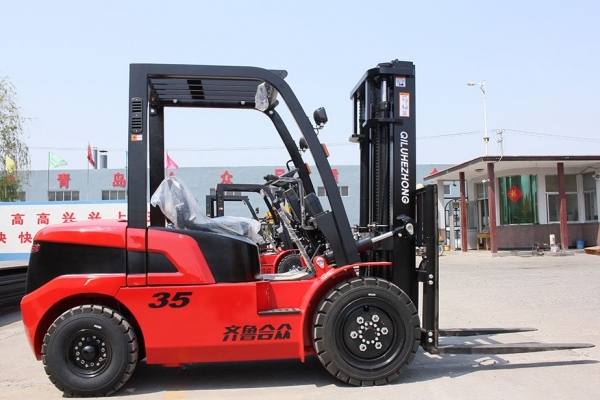 避免叉車與貨架碰撞平時應該注意哪些